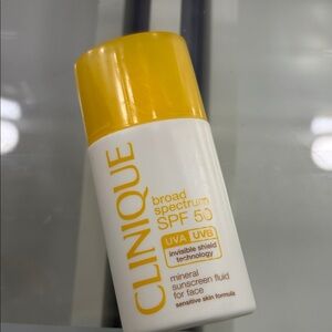 Clinique Broad Spectrum SPF 50 Mineral Sunscreen - Yellow